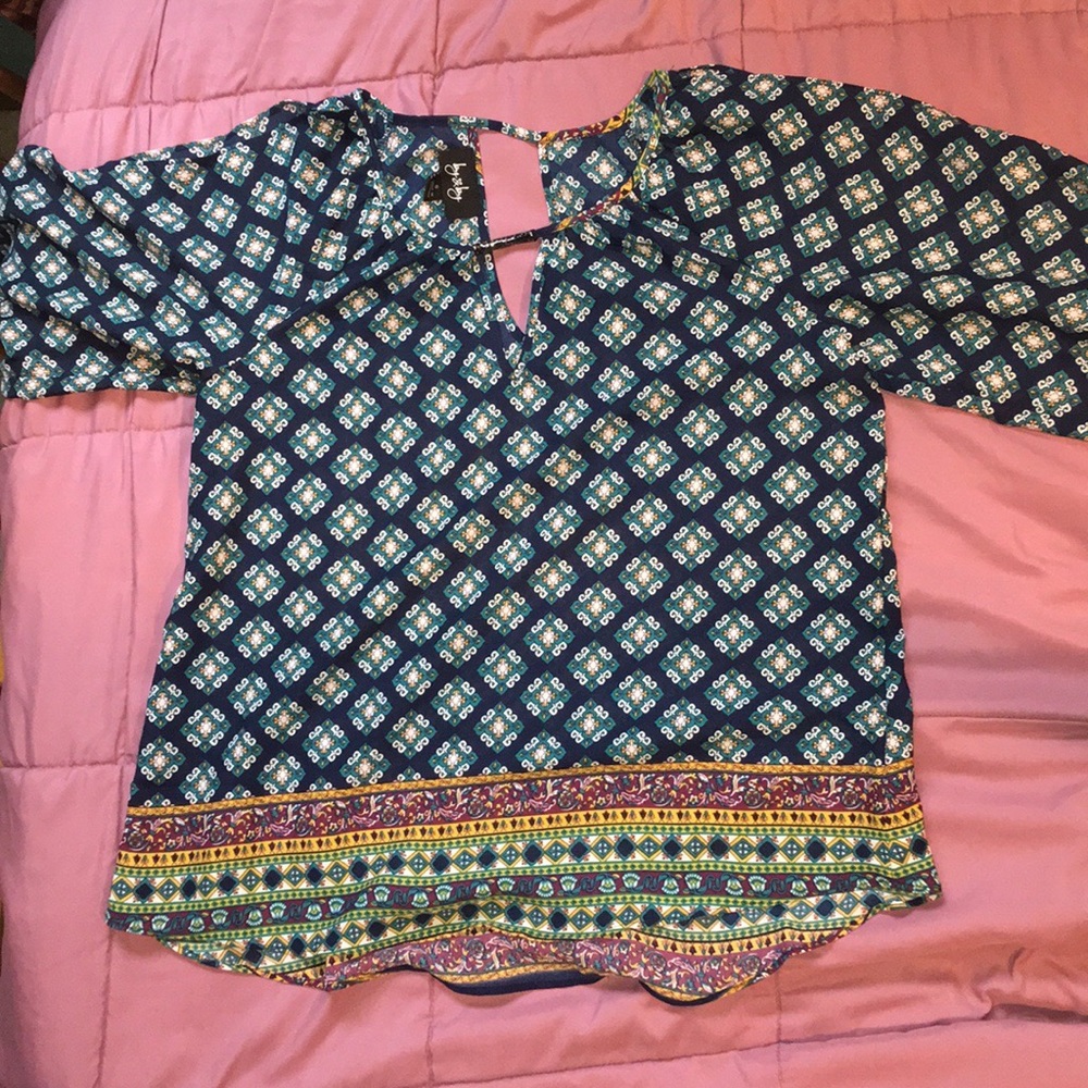 Patterned blouse with 3/4  cutout sleeves.